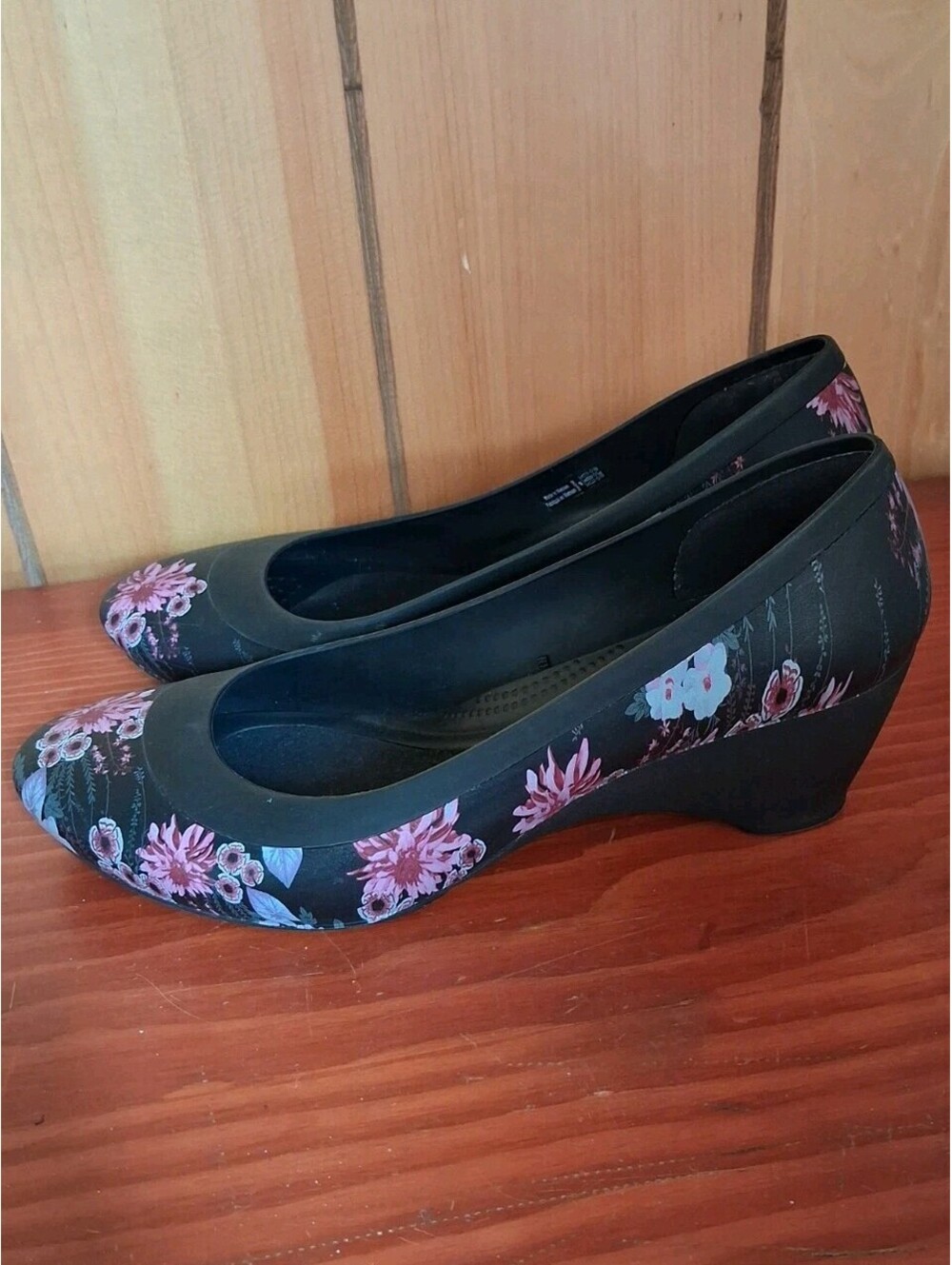 Crocs Dual Comfort Lina Floral Wedge Pump Women's 9 Black Pink Shoes Casual Chic